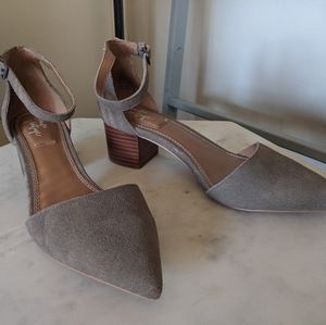 Vintage tan suede chunky heels with ankle wrap